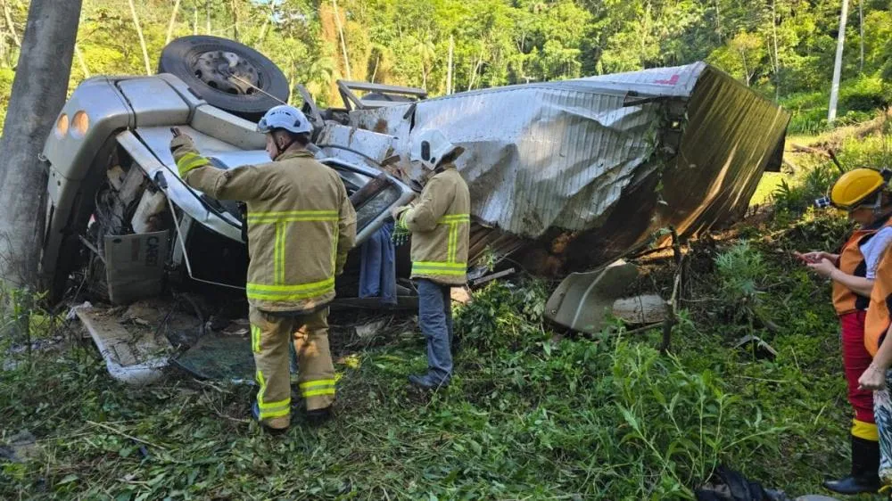 Homem morre e outro fica ferido após caminhão bater em poste e tombar na BR-280 em Corupá