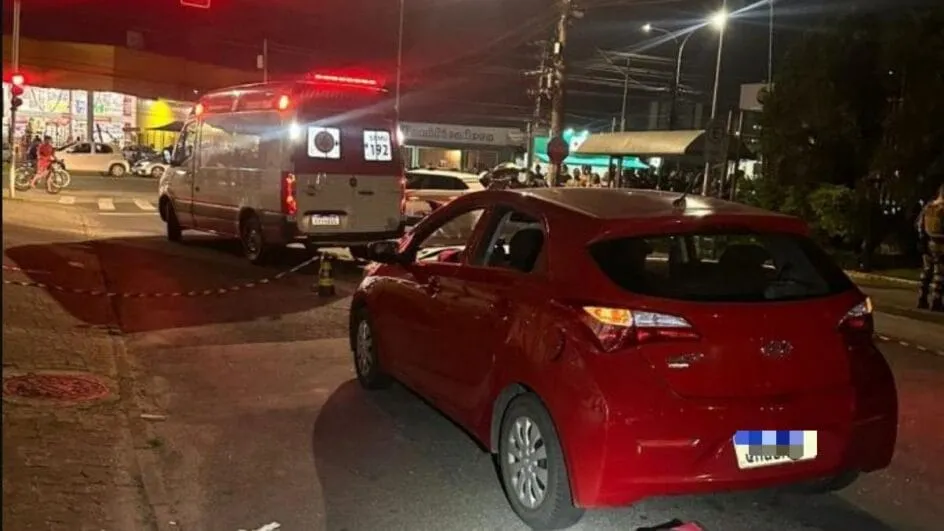Carro de aplicativo para em semáforo e passageiro é assassinado a tiros em Itajaí