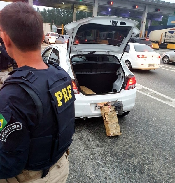 Araquari: Homem é preso com cerca de 52 quilos de maconha na praça de pedágio na BR-101