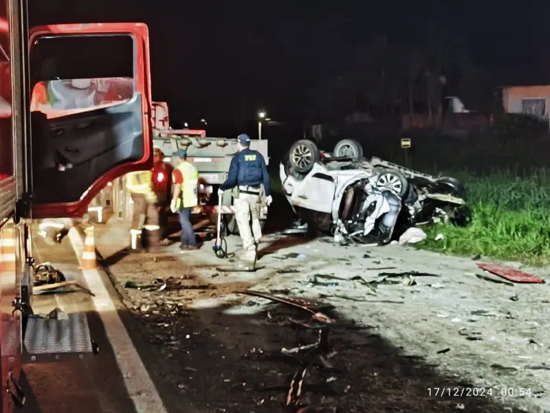 Araquari - Acidente entre carro e caminhão deixa três mortos na BR-280 