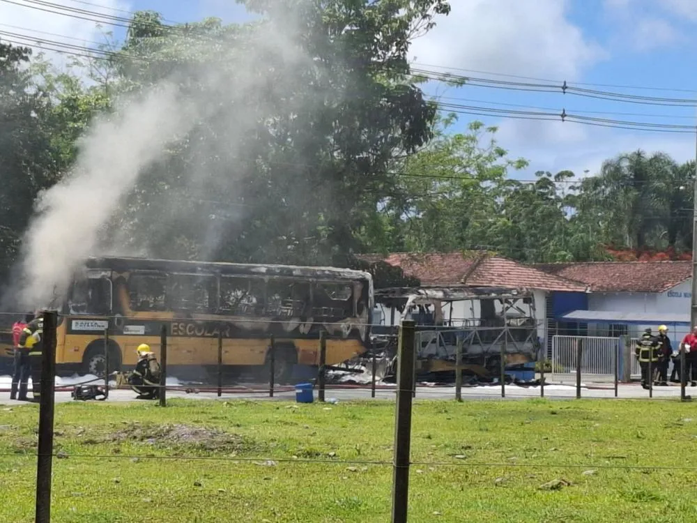 Dois ônibus escolares da prefeitura de Araquari são consumidos pelo fogo