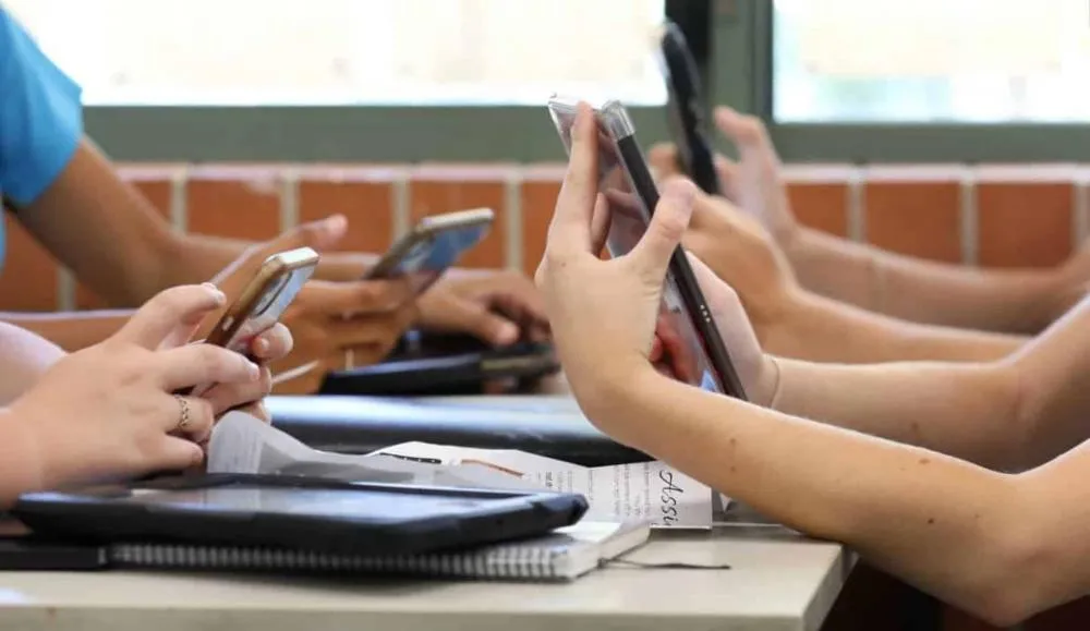 Senado aprova projeto para restringir uso de celular em escolas