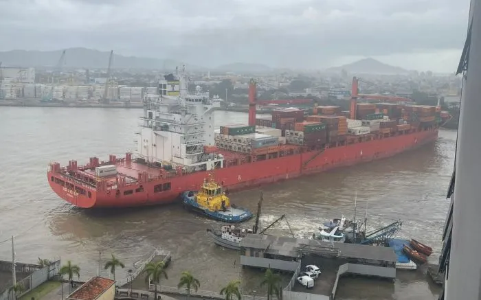 Cargueiro fica meia hora à deriva no Itajaí-açu