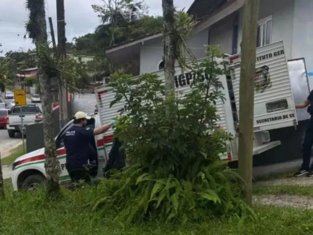 Idosa é encontrada morta com uma tesoura cravada no pescoço em São Francisco do Sul 