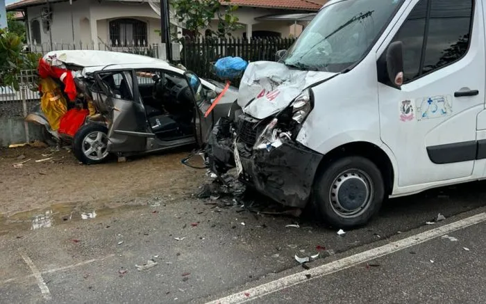 Motorista fica preso às ferragens em acidente na Jorge Lacerda em Ilhota