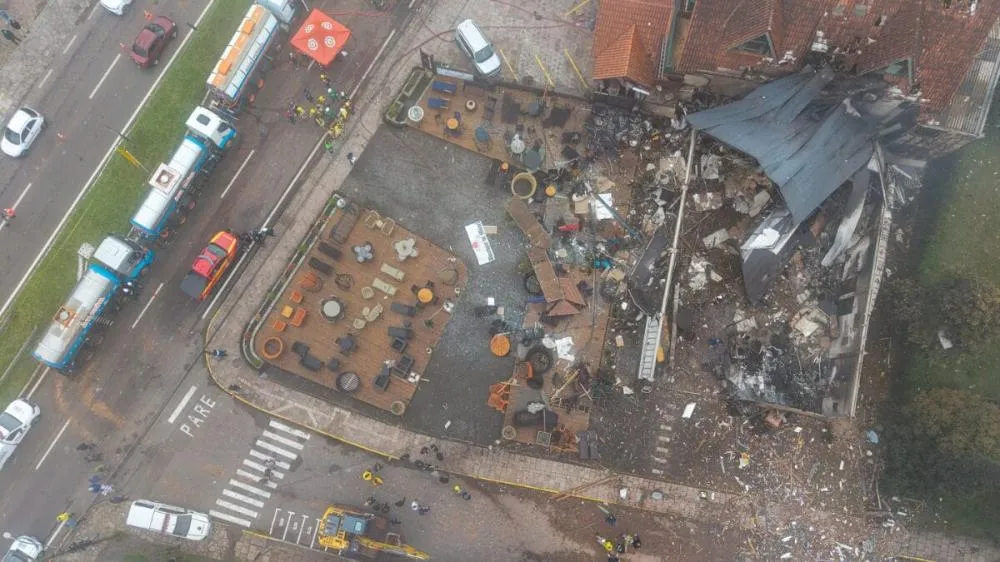 Todos os 10 ocupantes da aeronave morreram no acidente e outras 17 pessoas ficaram feridas, duas delas em estado grave