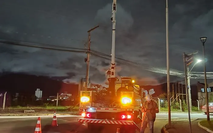 Ventania de 54 km/h deixa oito mil endereços sem luz