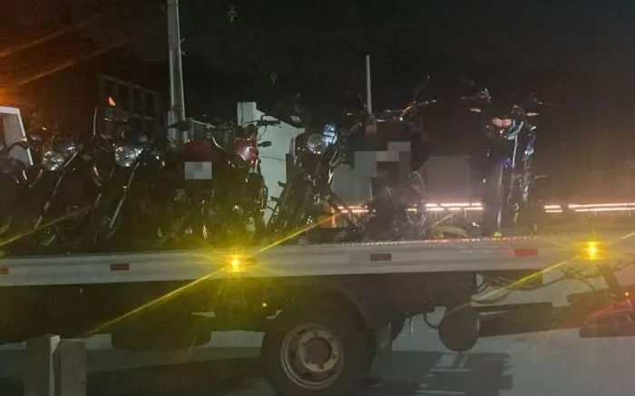 Polícia acaba com arrancadão clandestino e apreende 20 motos