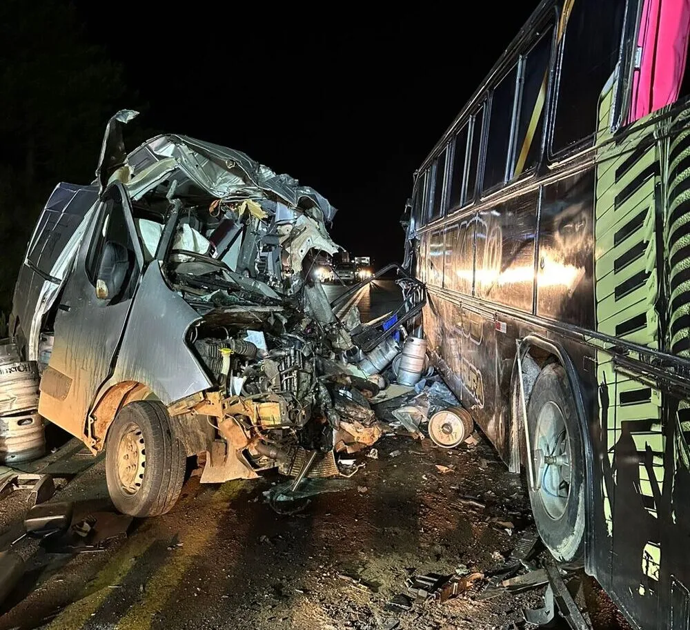Motorista de van morre em acidente com ônibus de banda musical de Chapecó 
