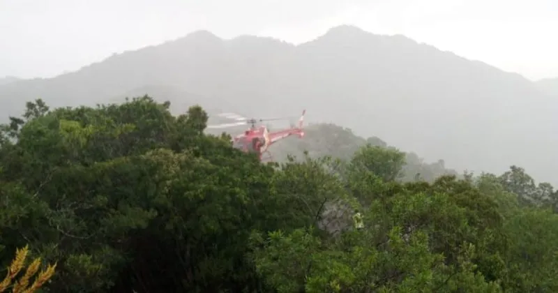 Mulher de 62 anos é resgatada pelos bombeiros do topo do Morro do Macaco, em Bombinhas