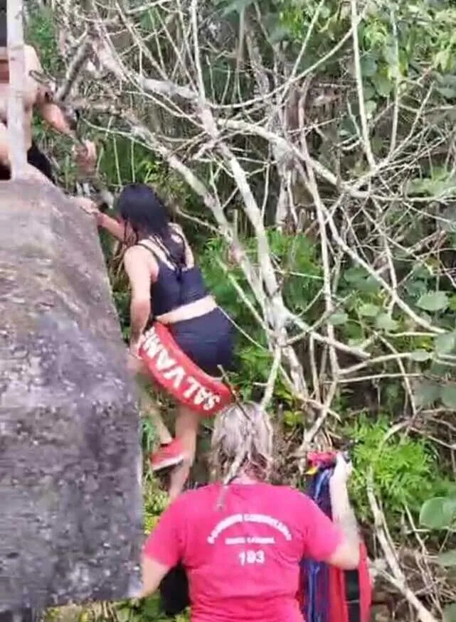 Mulher cai de ponte de ferro e fica presa por corda improvisada com cadarço em Araquari