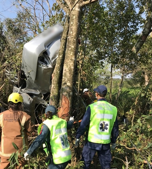 Ilhota: Carro fica pendurado em árvore e passageiro de 24 anos fica preso nas ferragens e morre no local