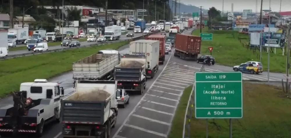 Trânsito na BR-101 tem filas quilométricas na saída para o Réveillon
