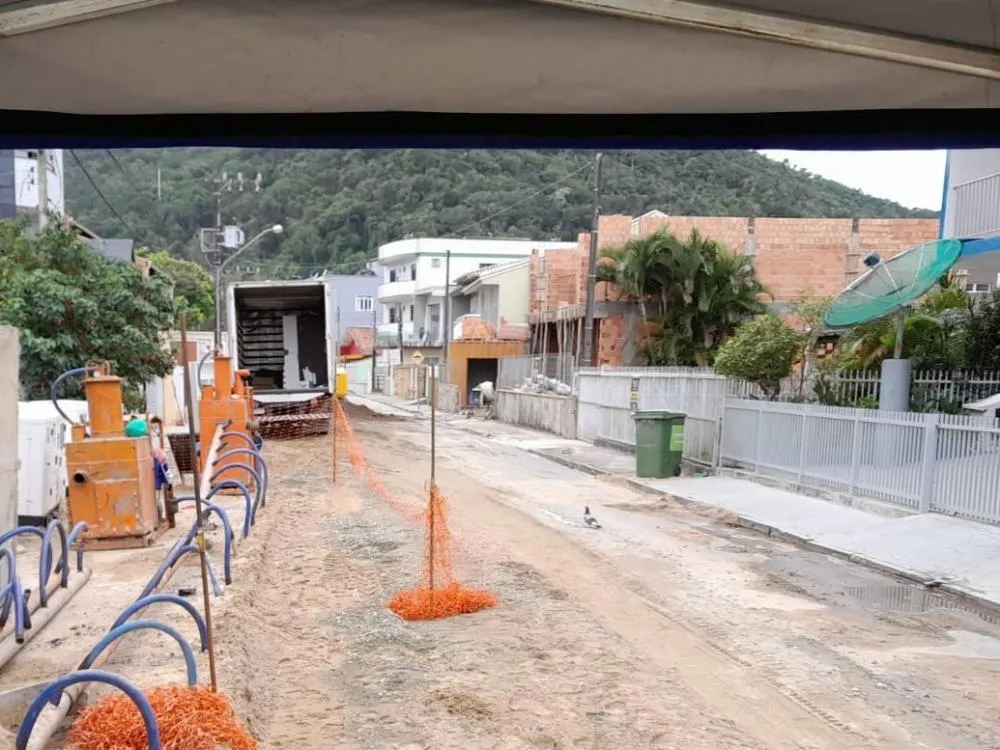 Implantação da rede de esgoto gera empregos em Penha