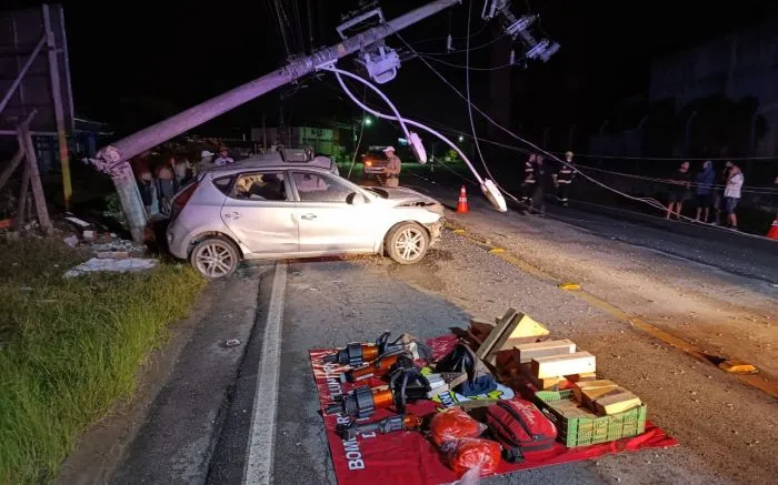 Motorista morre ao bater o carro em poste na rodovia Jorge Lacerda em Ilhota