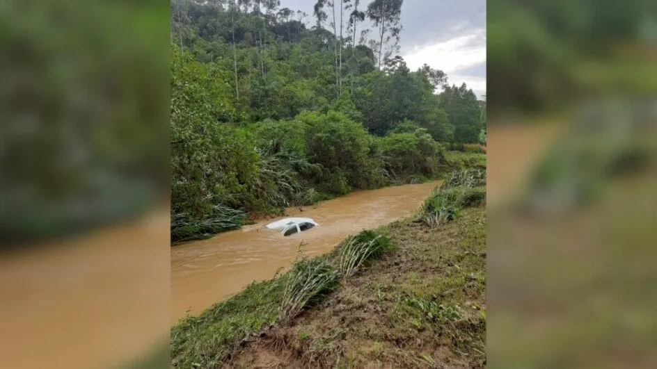 Mulher morre afogada após carro capotar e cair em ribeirão em Ilhota 