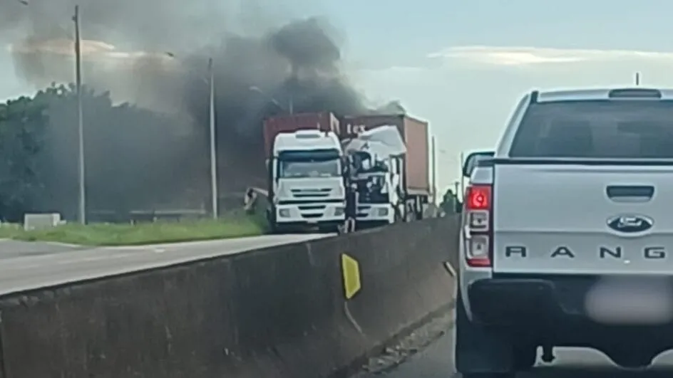 Carreta pega fogo após batida e interdita BR-101 em Barra Velha