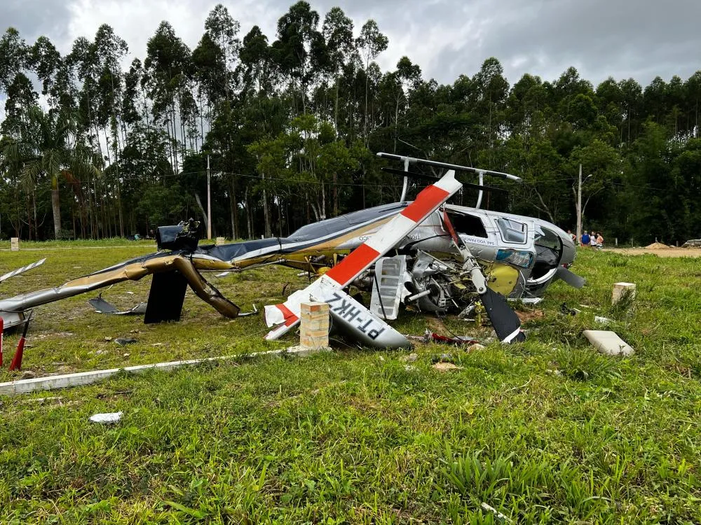 Helicóptero cai nas imediações do Parque Beto Carrero com cinco pessoas