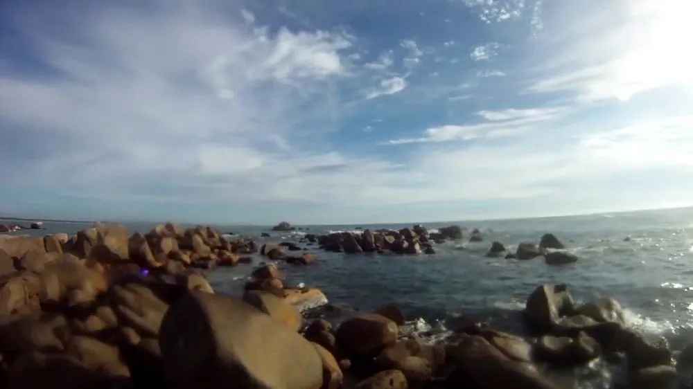 Embarcação naufraga com três tripulantes na laje da praia Central de Barra Velha