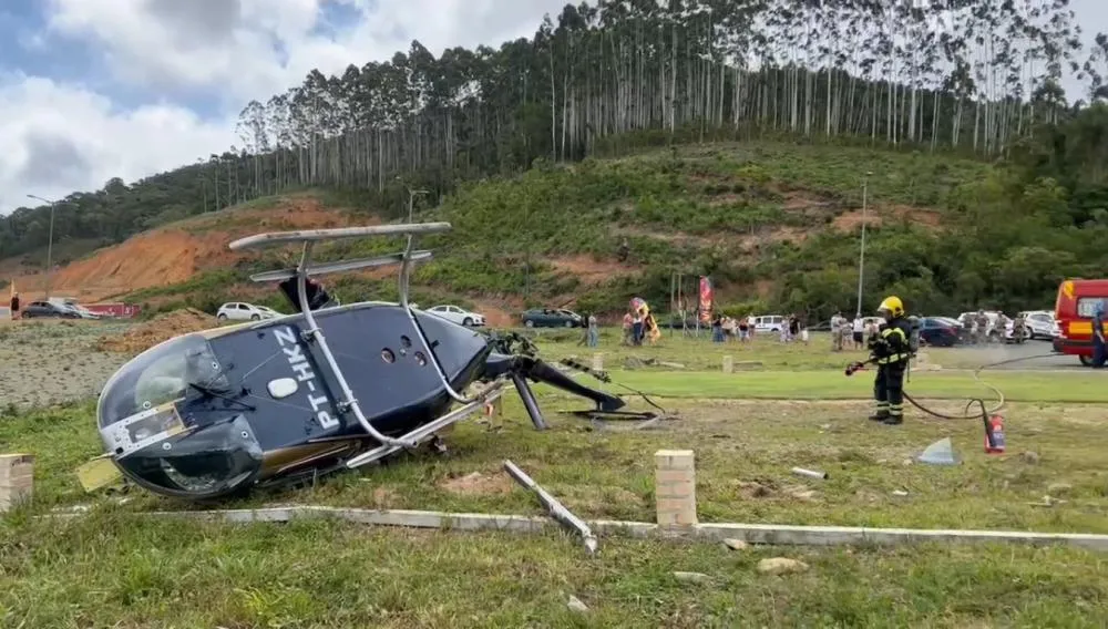 Peça de helicóptero que caiu em Penha atingiu carro a meio quilômetro de distância