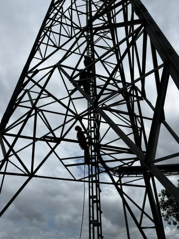Homem é resgatado pelos bombeiros em torre de comunicação em Navegantes