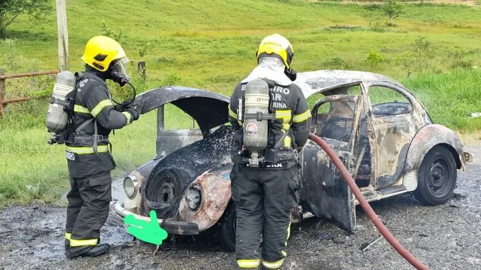 Fusquinha é destruído em incêndio na BR-101 em Balneário Camboriú