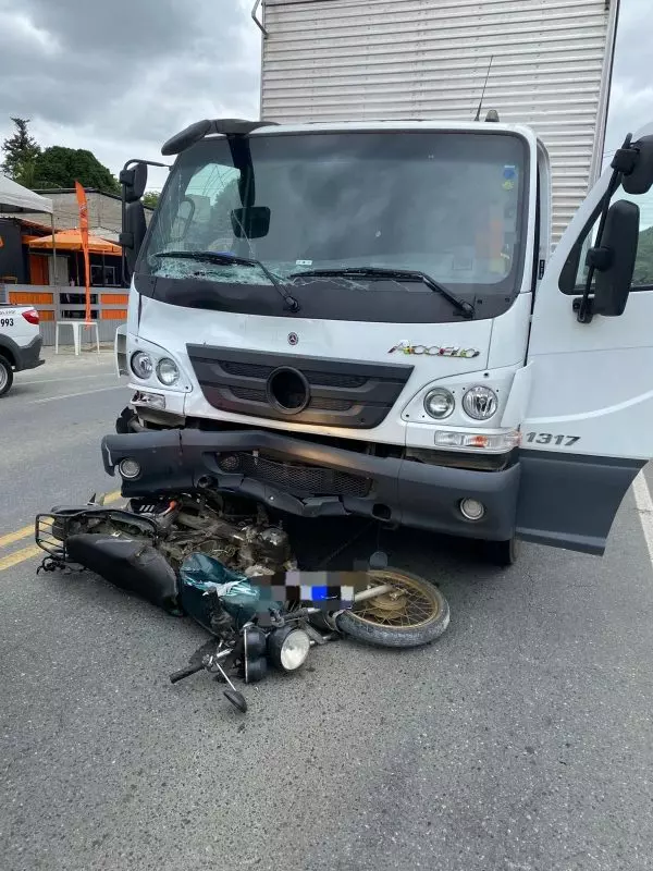 Identificados homens que morreram em batida entre moto e caminhão em Blumenau
