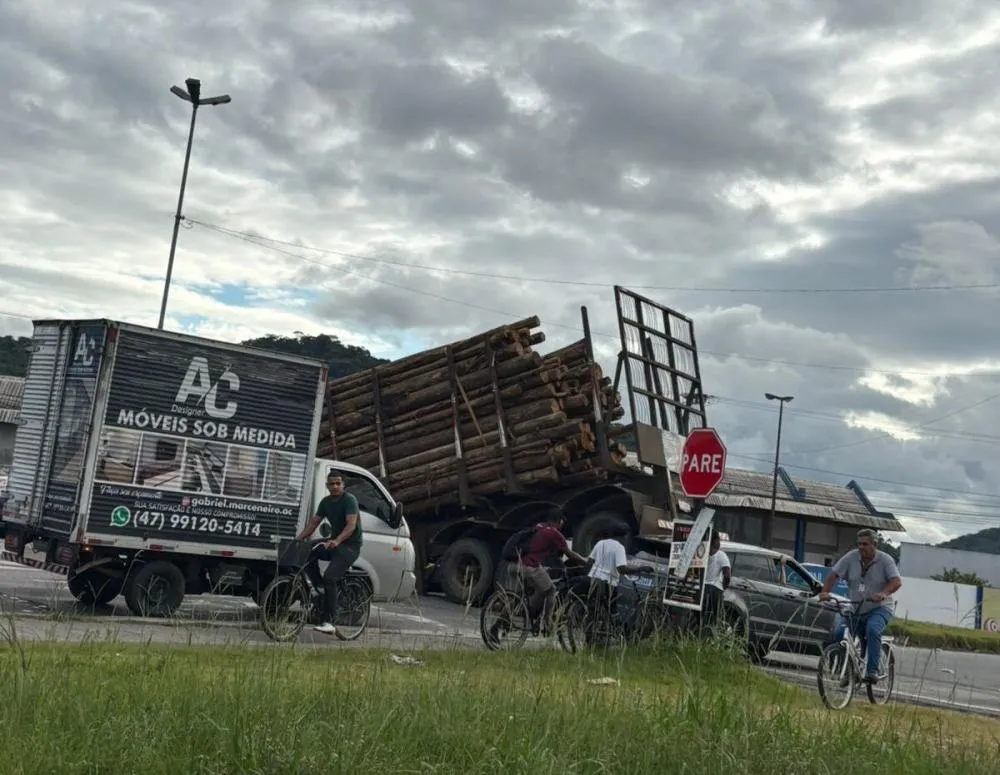 Duas mortes e quatro acidentes são registrados em menos de 12 horas na BR-101 no trecho entre Itapema e Balneário Piçarras 