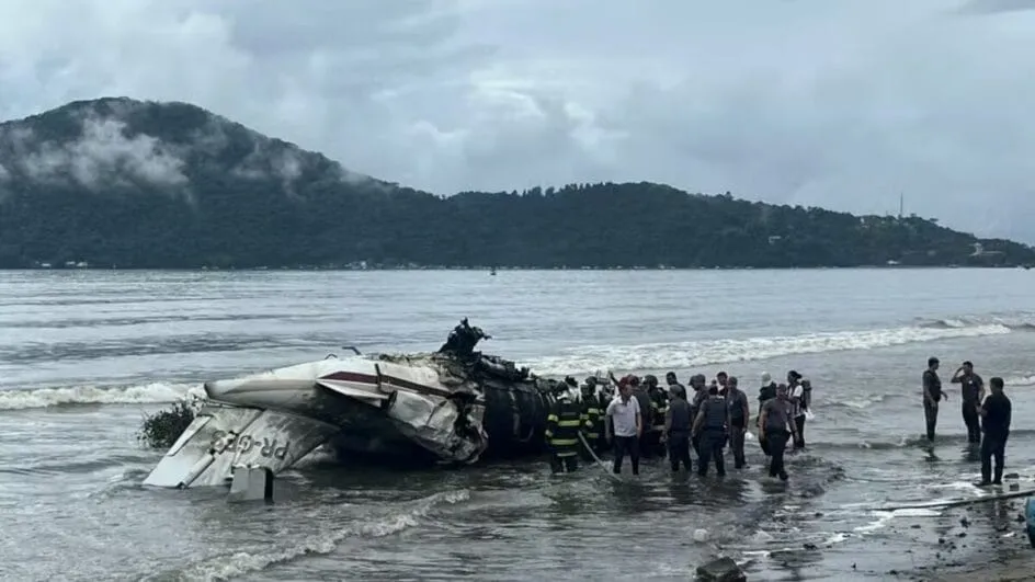 Avião de pequeno porte cai e explode na praia de Ubatuba, no Litoral Norte de São Paulo