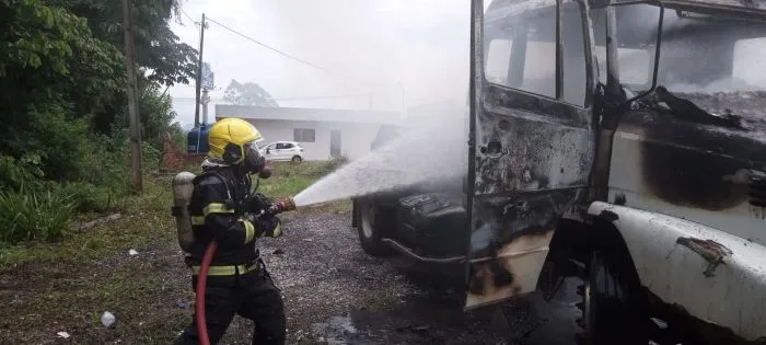 Caminhão pega fogo em pátio de posto de gasolina em Balneário Piçarras