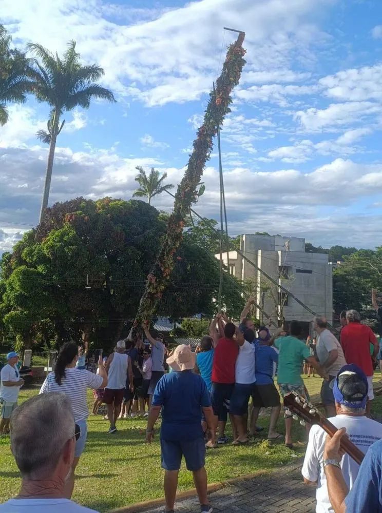 Mastro de São Sebastião é fincado no pátio da Capela de São João Batista em Penha