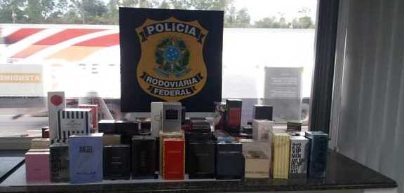 Sandero Cheiroso: PRF apreende 70 frascos de perfumes contrabandeados do Paraguai na BR-101 em Barra Velha