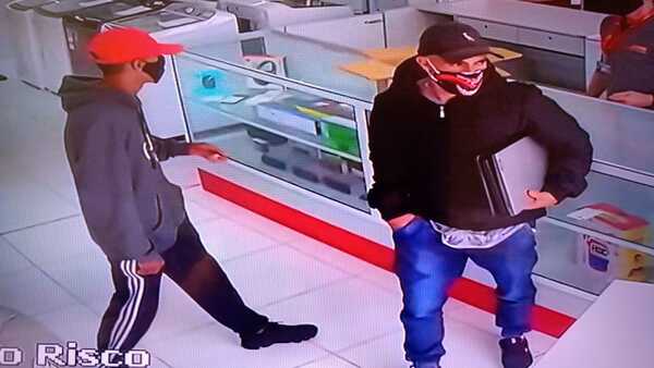 Barra Velha: Dupla assalta lojas Koerich e leva celulares, notebooks e dinheiro do caixa