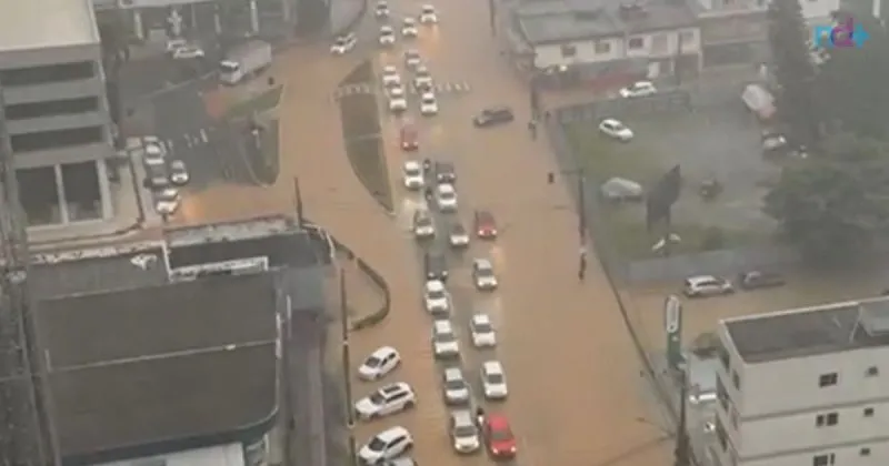 Chuva forte provoca alagamentos em Itajaí, Balneário Camboriú, Camboriú e interdita a BR-101