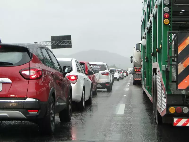Forte chuva interdita BR-101 e cria caos no trânsito no litoral norte