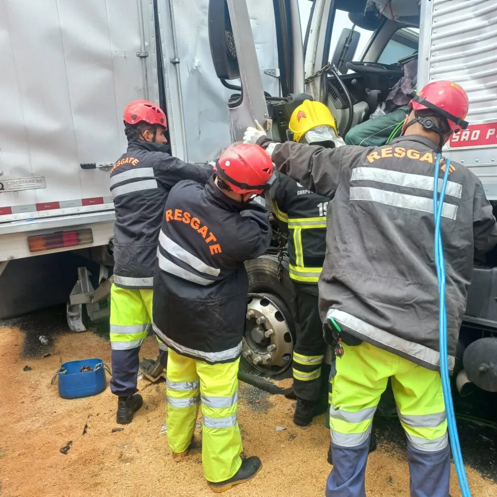 Acidente entre dois caminhões deixa motorista preso às ferragens em Barra Velha