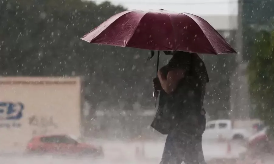 Chuva perde força, mas alerta segue na região até sábado 