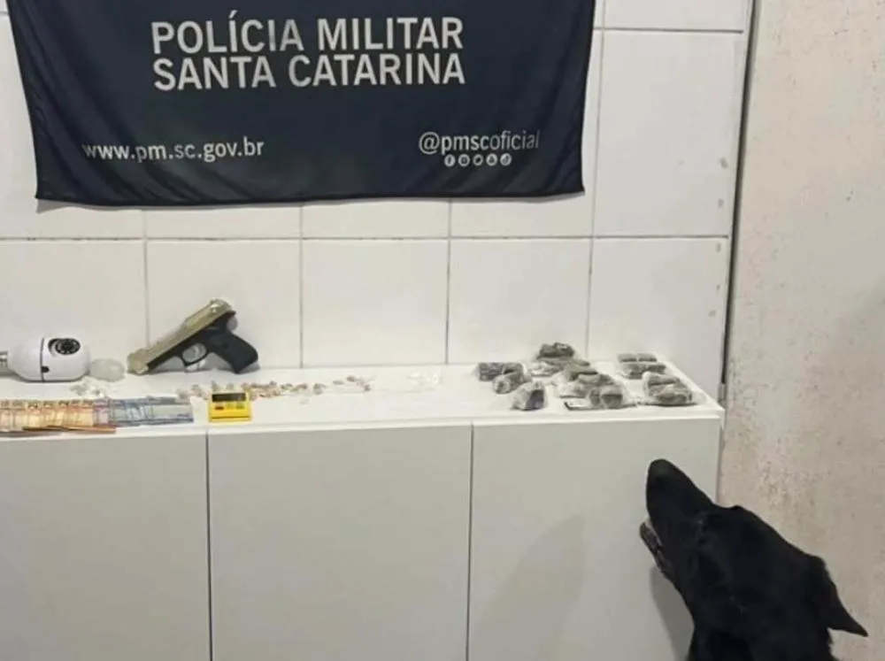 Casal é preso por tráfico de drogas na localidade do Mariscal em Penha 