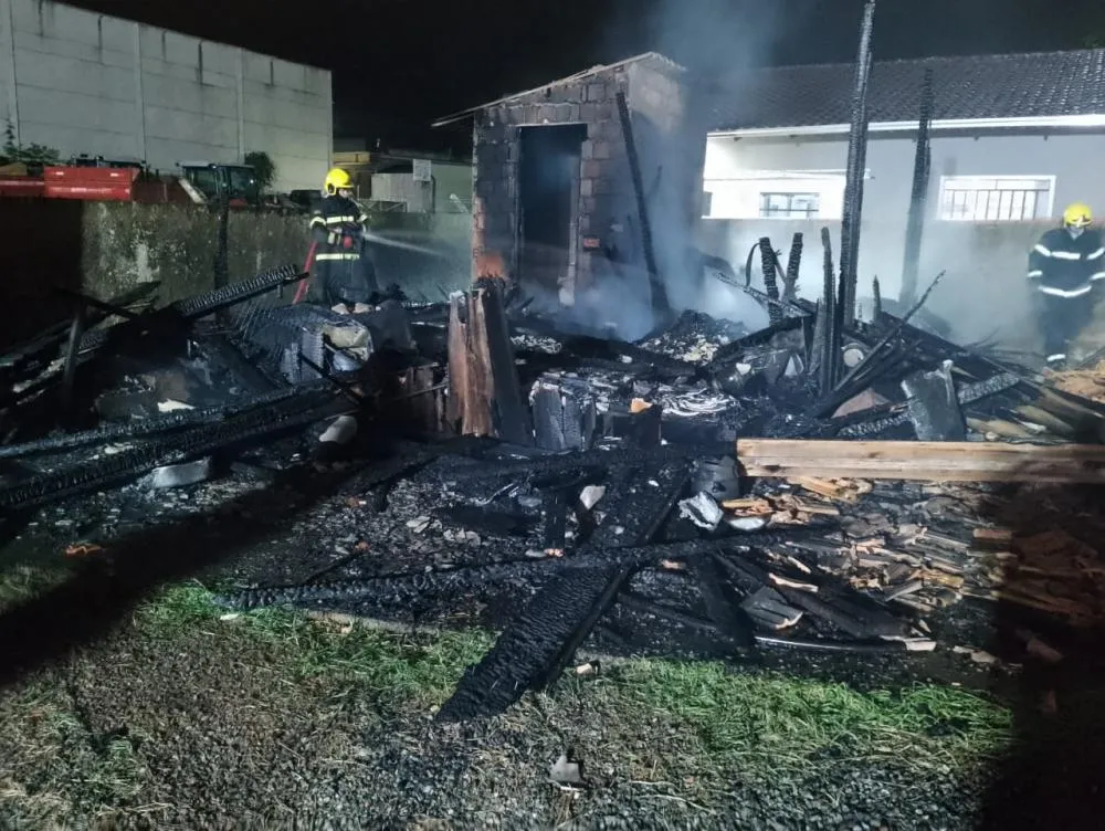 Casa de madeira é destruída pelo fogo no bairro Nossa Senhora da Paz em Balneário Piçarras