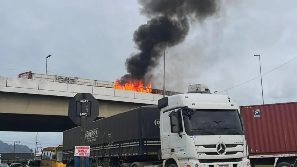 Carreta pega fogo e trava trânsito na BR-101