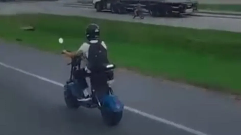 Condutor de “scooter elétrica” é flagrado transitando em faixa não permitido na BR-470 em Navegantes