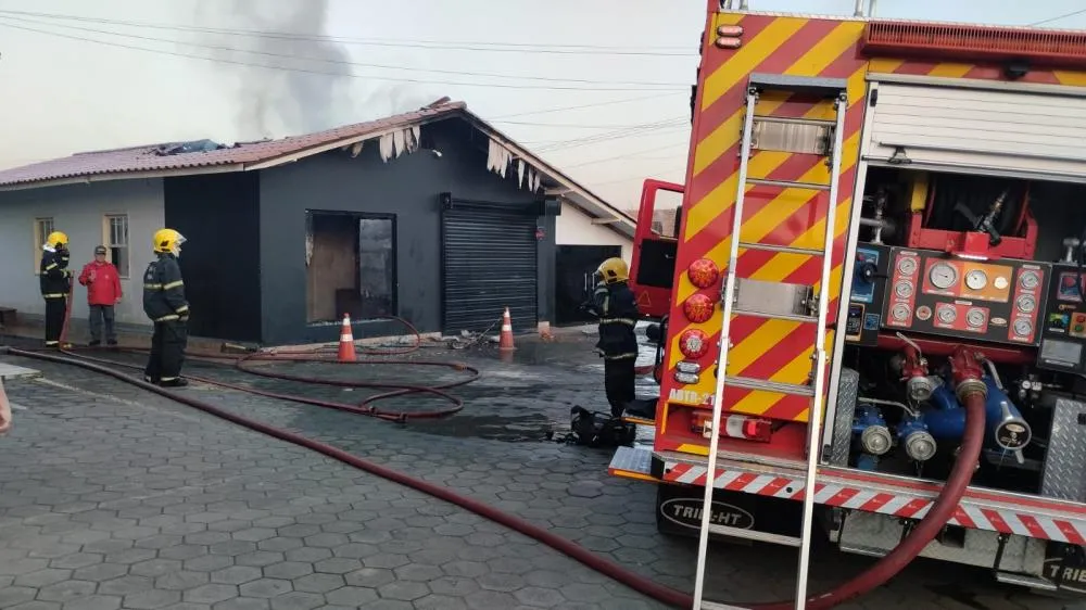 Fogo destrói sala comercial no Centro de São João do Itaperiú 