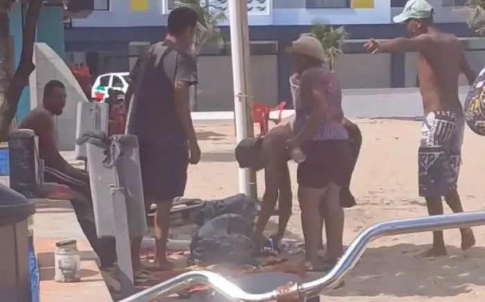 Moradores de rua “instalados” na orla brigam e causam tumulto na praia Central de Barra Velha