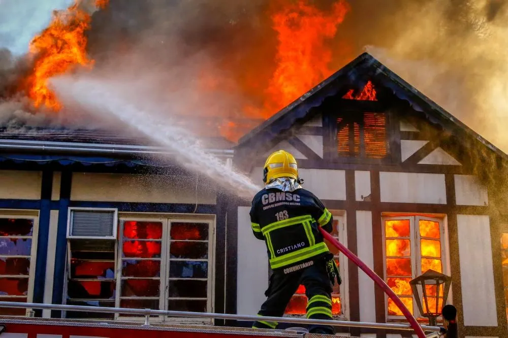 Incêndio de grandes proporções atinge prédio em área histórica do Centro de Blumenau