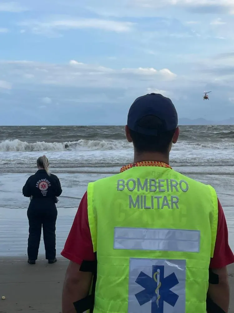 Retomadas as buscas do turista mineiro que foi arrastado por correnteza na praia de São Miguel, em Penha 