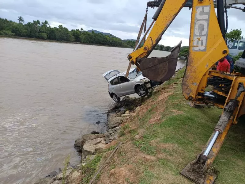 Motorista morre ao perder o controle e cair no rio Itapocu