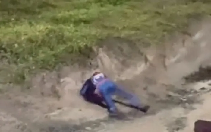 Homem-Aranha dá cabeçada em barranco da restinga da praia de Navegantes