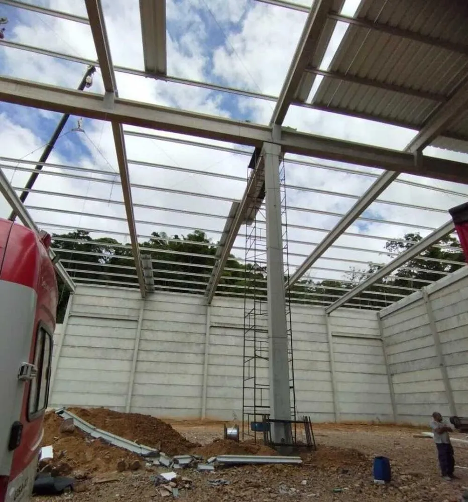 Trabalhador cai de altura de 20 metros de galpão em construção no bairro São Nicolau, em Penha 