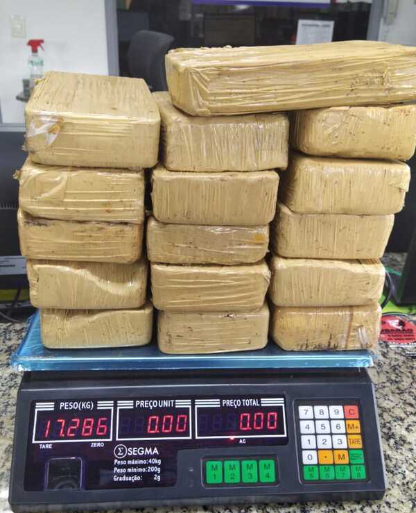 Casal é preso com pasta-base de cocaína escondida na lataria do carro na BR 101 em Joinville