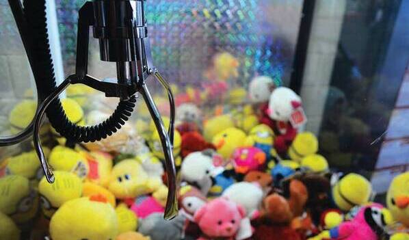Safadinha: IGP apreende máquina que enganava pescadores de bichinhos de pelúcia